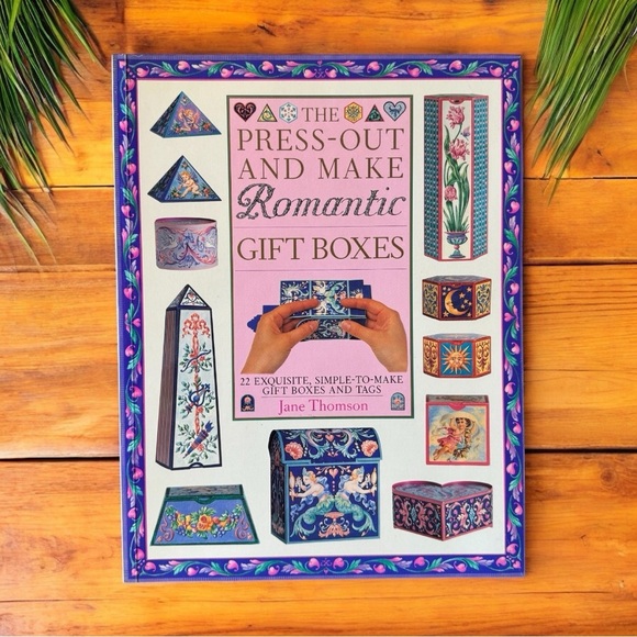 The Press-Out and Make Romantic Gift Boxes by Jane Thomson - Picture 1 of 13